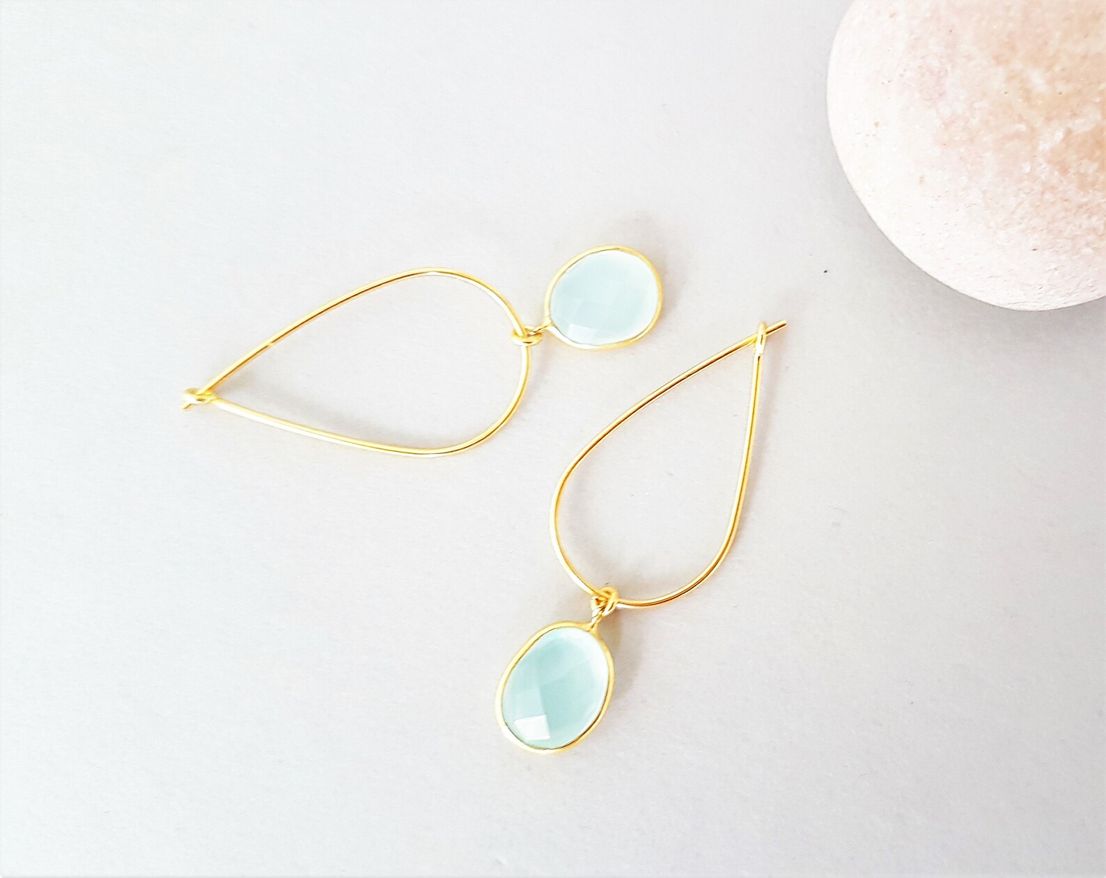 Neon Blauer Anhänger. Blaue Chalcedon Gold Kette Halskette. Layered