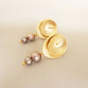 Perlen Ohrringe mit Lotus Blüten Ohrstecker vergoldet, Süßwasserperlen grau Bild 7