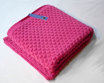 gestrickte Babydecke aus weicher Wolle mit Seemannsnoppen Muster in himbeerrot / merino wool baby blanket knit