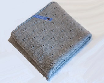 Babydecke aus feiner Wolle mit Cashmereanteil in hellem grau / grey wool baby knit blanket