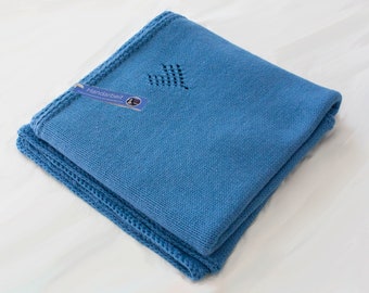 schlichte gestrickte Babydecke aus Baumwolle in jeansblau/ cotton baby blanket knit