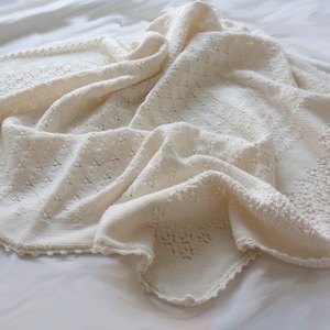 Nacimiento y bautismo: manta para bebé hecha de lana suave merino con elección de tamaño y color que se puede personalizar con nombres imagen 4