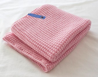 Babydecke - im Waffelmuster gestrickt aus weicher Wolle in rosa / merino wool baby blanket knit