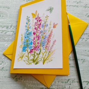 Gemalte Grußkarte, Rittersporn und Schmetterlinge, Aquarell, botanische Karte, kleines Blumenbild, Aquarellkarte, Blumen, Geburtstag, Danke