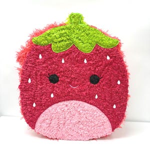 Op Scarlet Strawberry squishmallow geïnspireerde piñata, schattige piñata