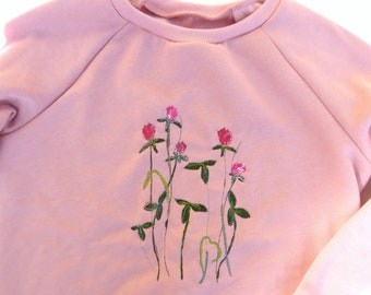 bestickter Sweater Kinderpullover GOTS Biobaumwolle Rosa Kleeblüten Wiesenblumen Blumenwiese Glücksklee Mädchen Stickerei Kinderkleidung