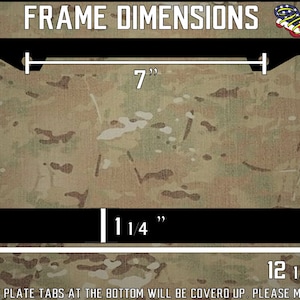 Puede incluir: Marco negro para matr&iacute;cula con las siguientes dimensiones: 16 cm x 31 cm y 18 cm de ancho. El marco se muestra sobre un fondo de camuflaje.