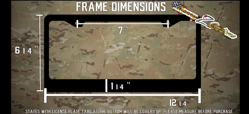 Puede incluir: Marco negro para matr&iacute;cula con las siguientes dimensiones: 16 cm x 31 cm y 18 cm de ancho. El marco se muestra sobre un fondo de camuflaje.
