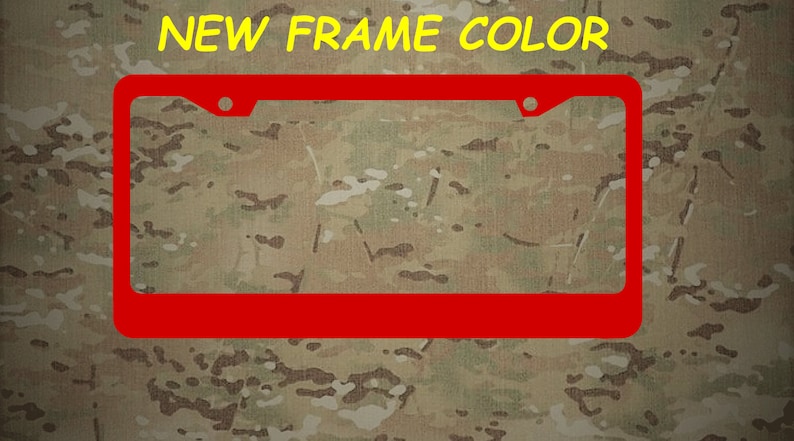 Puede incluir: Un marco de matr&iacute;cula de metal rojo con dos agujeros en la parte superior. El marco est&aacute; sobre un fondo de camuflaje. "NEW FRAME COLOR" est&aacute; escrito en amarillo en la parte superior de la imagen.