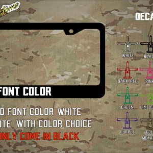 Puede incluir: Un marco de matr&iacute;cula negro con una fuente blanca que dice "Zoome Customs". La imagen muestra una variedad de colores de calcoman&iacute;as y colores de fuente disponibles para la personalizaci&oacute;n. El color de fuente est&aacute;ndar es blanco. El texto tambi&eacute;n indica que los marcos solo vienen en negro.