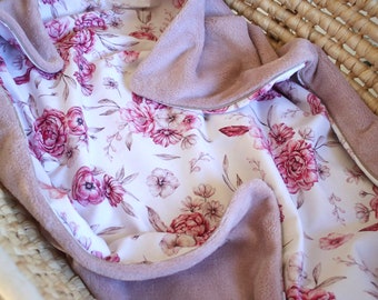 Einen Namen sticken ist kostenlos!!! Babydecke Kuscheldecke Fleece altrosa Blumen Rosa Pfingstrosen Baby