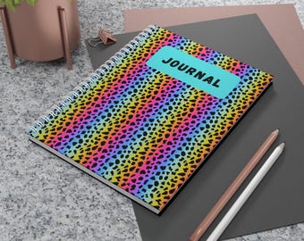 Stylowy dziennik z nadrukiem tęczowej panterki, zabawny i odjechany notes do codziennego użytku