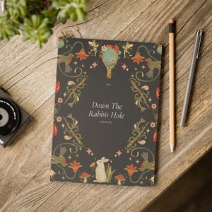 Journaal met eigenzinnig thema: we zijn hier allemaal gek"— A Wonderland Journal for Curious Minds