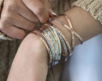 Brazalete de plata personalizado • Regalo grabado de temporada espeluznante • Joyería de otoño con temática de brujas