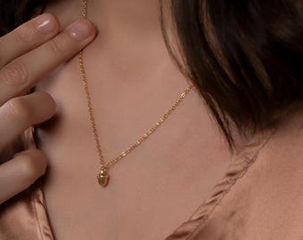 Delikatny naszyjnik z wisiorkiem w kształcie żołędzia: biżuteria jesienna platerowana 14-karatowym złotem