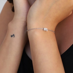 Bracelet initiales minuscules en argent sterling Bracelet cursive délicat Cadeau pour elle Bracelet lettres minuscules Bracelet initiales empilables - SCursive