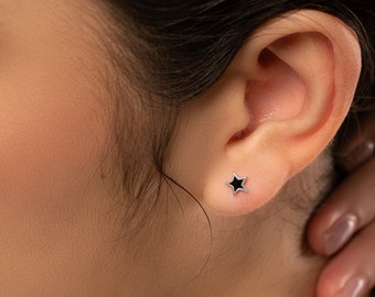 Pendientes de botón con estrella negra: joyería minimalista de plata de ley.