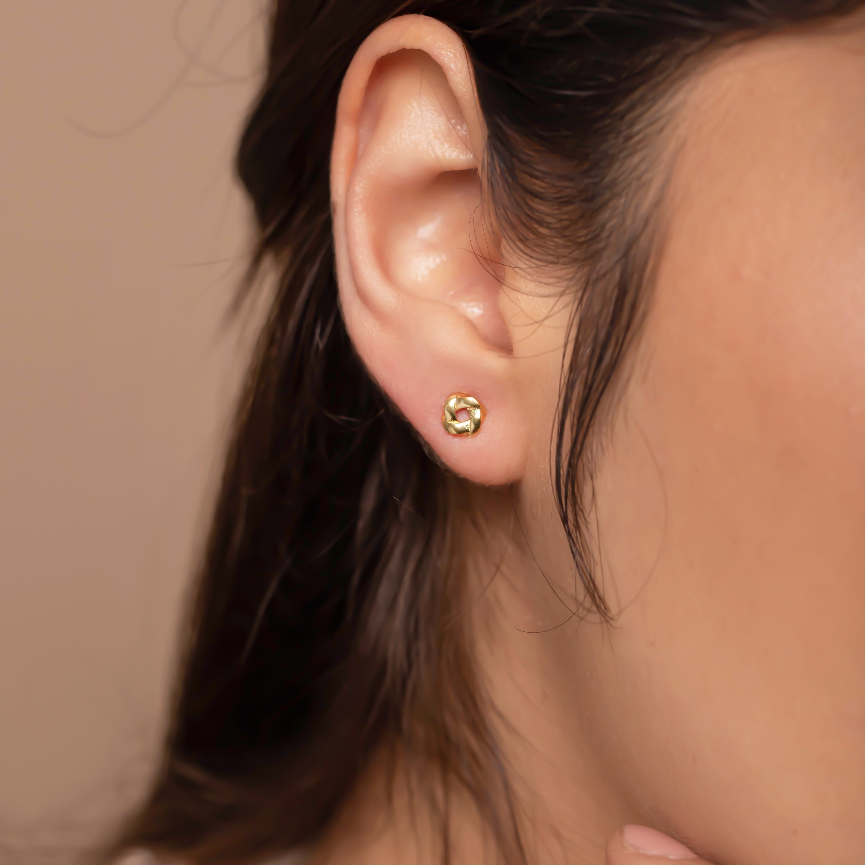 【国内発送】loves me knot studsセール Loves Me Knot Studs | Kate Spade New York
