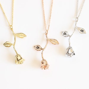 Collar de rosa de plata esterlina: joyería floral de La Bella y la Bestia, regalo de Navidad, collar con inicial personalizado para mujer