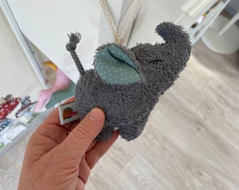 Versandfertig *** Mini-Spieluhr Elefant dunkelgrau mit schilfgrünen Pünktchenohren