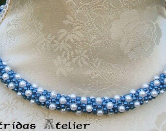 Kette Blau / Weiß aus Wachsperlen gehäkelt