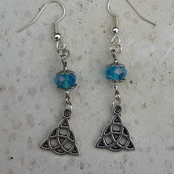 Ohrringe mit Keltischen Triskele und Facette Hellblaue Kristall Glasperle