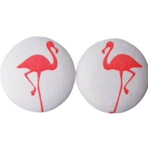 Könnte beinhalten: Ein Paar weiße Stoffohrringe mit pinkfarbenen Flamingo-Silhouetten darauf gedruckt.
