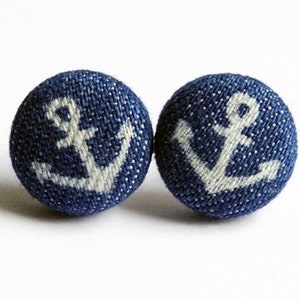 Könnte beinhalten: Ein Paar blaue Jeansknopf-Ohrringe mit einem weißen Anker-Design.