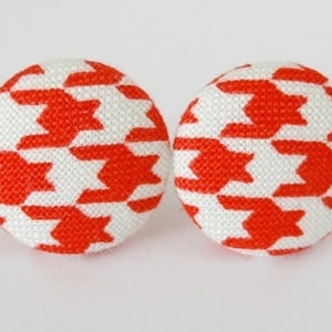 Może przedstawiać: Para kolczyków z guzików z tkaniny w kolorze pomarańczowym i białym z wzorem w kratę.