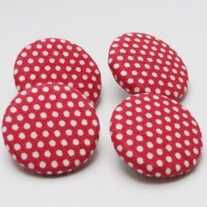 Könnte beinhalten: Vier rote Stoffknöpfe mit weißen Punkten.