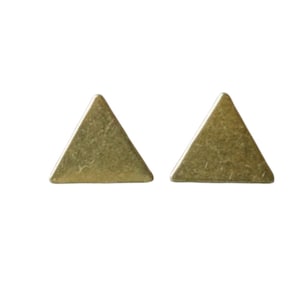 Op de afbeelding: Een paar gouden driehoekige oorbel studs. De oorbellen zijn simpel en minimalistisch in design.