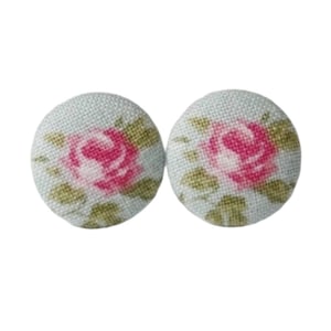 Może przedstawiać: Para niebieskich, materiałowych kolczyków z guzikiem w różowy wzór z różami.