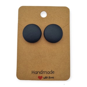 Könnte beinhalten: Ein Paar schwarze Leder-Ohrstecker auf einer braunen Karte mit dem Text "Handmade with love".