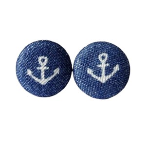 Könnte beinhalten: Ein Paar blaue Stoffknopf-Ohrringe mit weißen Ankermotiven.