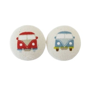 Può includere: Due bottoni in tessuto con sfondo bianco e un design di furgone vintage rosso e blu.