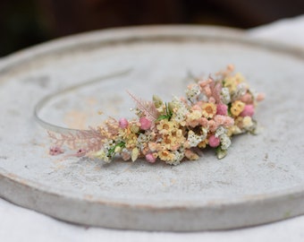 Romantica fascia pastello, corona di testa pastello fatta di fiori secchi, matrimonio pastello