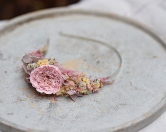 Romantica fascia pastello, corona di testa pastello fatta di fiori secchi, matrimonio pastello