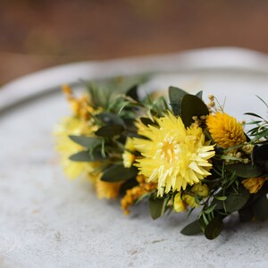 Blumenkrone mit Eukalyptus und gelben Blumen, grünes Stirnband, Hochzeit im Waldklima, florales Stirnband Bild 3