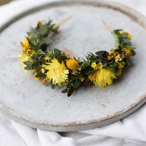 Blumenkrone mit Eukalyptus und gelben Blumen, grünes Stirnband, Hochzeit im Waldklima, florales Stirnband Bild 1