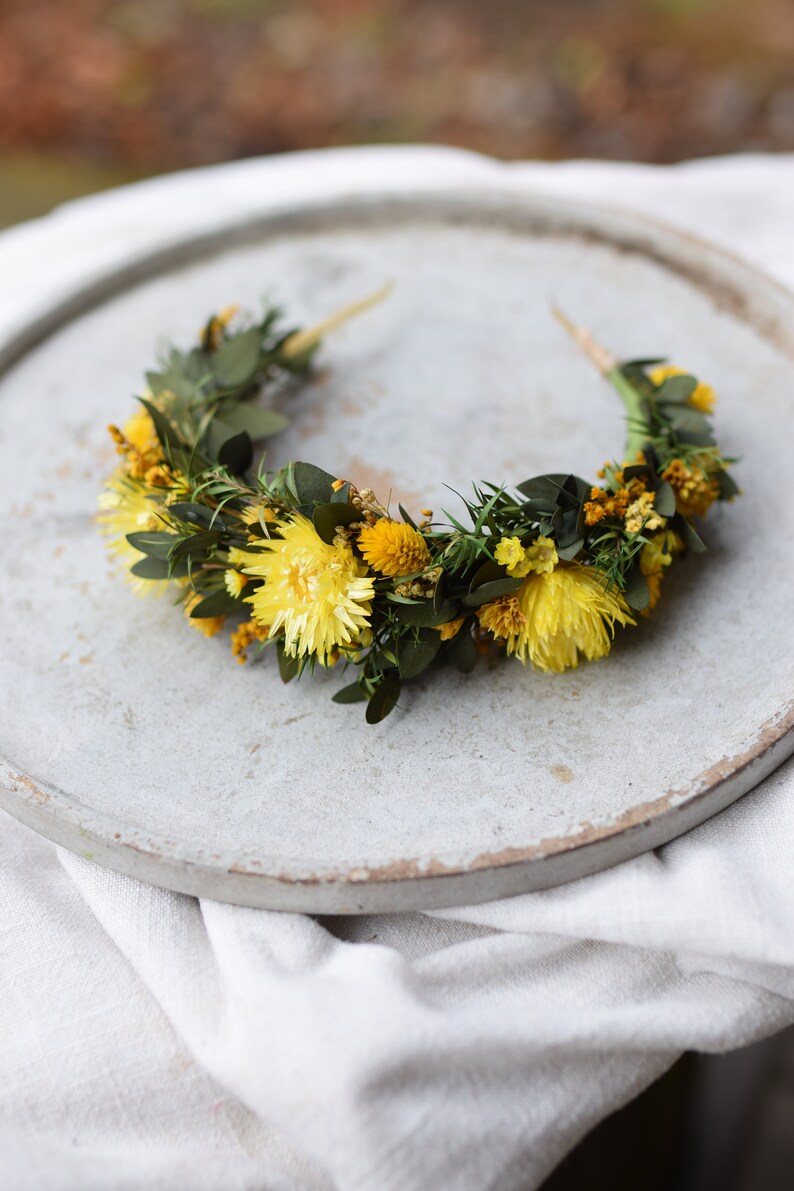 Blumenkrone mit Eukalyptus und gelben Blumen, grünes Stirnband, Hochzeit im Waldklima, florales Stirnband Bild 1