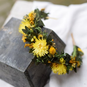 Blumenkrone mit Eukalyptus und gelben Blumen, grünes Stirnband, Hochzeit im Waldklima, florales Stirnband Bild 7