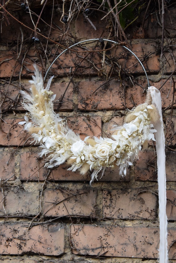 Frühlingskranz an der Tür, Kranz aus Trockenblumen, rustikale Hochzeitsdekoration, dekorativer Kranz, ökologischer Kranz