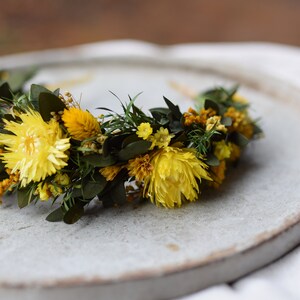 Blumenkrone mit Eukalyptus und gelben Blumen, grünes Stirnband, Hochzeit im Waldklima, florales Stirnband Bild 4