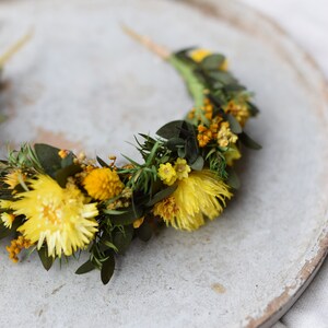 Blumenkrone mit Eukalyptus und gelben Blumen, grünes Stirnband, Hochzeit im Waldklima, florales Stirnband Bild 6