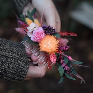 Boho gedroogde en geconserveerde bloem haar kam, wilde weide gedroogde bloem haar kam, rustieke landelijke gedroogde bloem haar kam