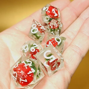 Amanita Mushroom Dice Set: Vassa DnD-tärningar med epoxiharts