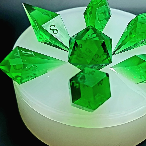 Platina siliconen mal met 7 dobbelstenen: langwerpige, scherpe rand DnD-dobbelstenen