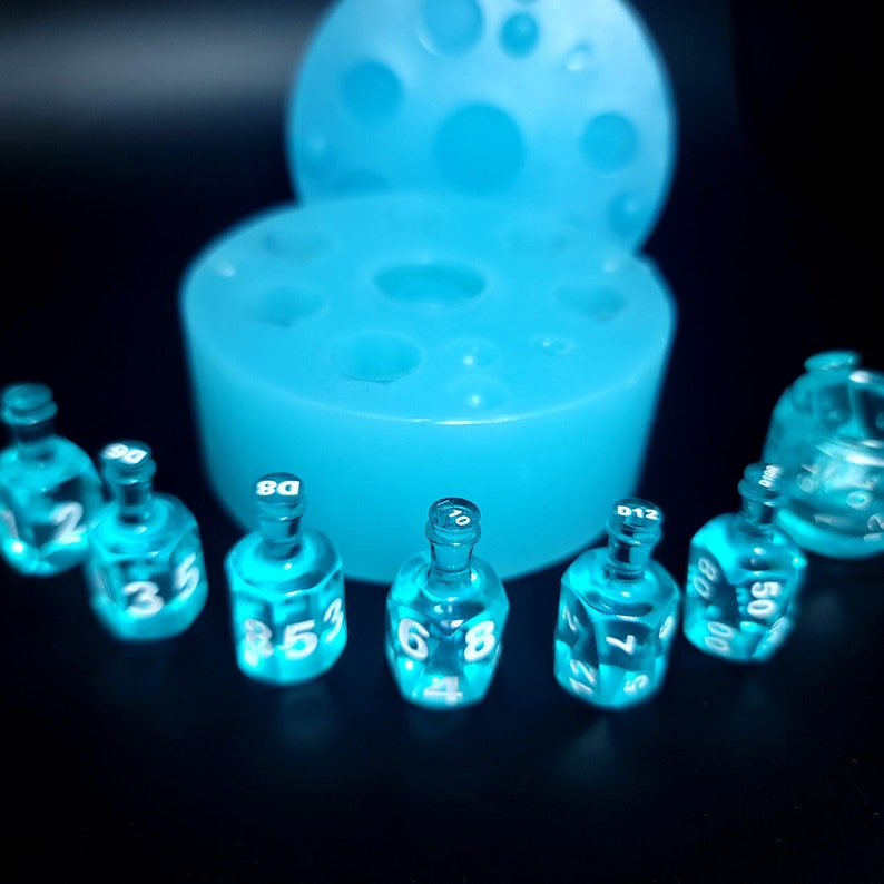 Hi-quolity platinum silicone mold for 8 potion bottles dice  for DnD TtRPG like games-super easy to cast your first bottles set