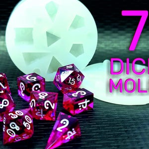 Peut inclure: Un ensemble de sept dés polyédriques magenta translucides avec des chiffres blancs, disposés devant un moule en silicone circulaire. Le texte 7 DICE MOLD est affiché en lettres rose vif sur le côté droit de l'image.