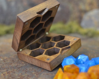 Handgemachte Walnuss Würfel Box: Schmuckschatulle mit Gravur aus Walnussholz